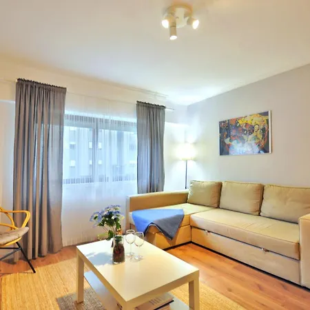 Lips Friendship Shelter Apartment Porto