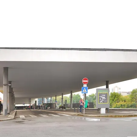 Lips Friendship Shelter Porto