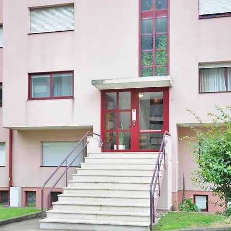 Lips Friendship Shelter Porto